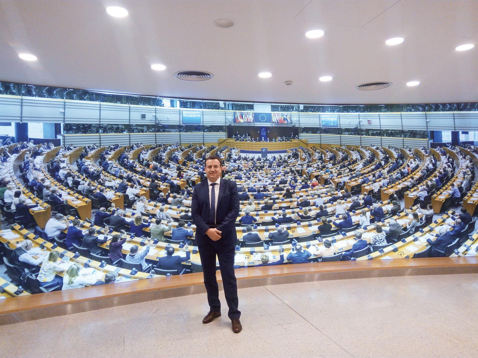 Статус «Заслужений працівник фармації України» як відповідальність: Костянтин Косяченко про реформи, соціальну безпеку та європейські стандарти