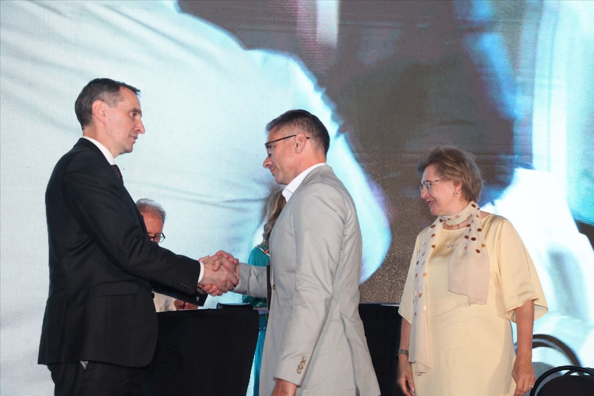 У найскладніші часи країна тримається на людях. І серед них – медики. Сильні, стійкі, віддані своїй справі.