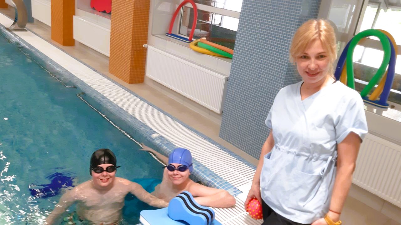 Вода, що повертає свободу руху: «Аптека 9-1-1» підтримала розвиток водної реабілітації для дітей в «Охматдиті»