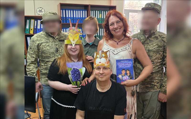 Історії, які народжуються з війни, але говорять про життя: творчість військового письменника, що об’єднала команду АНЦ