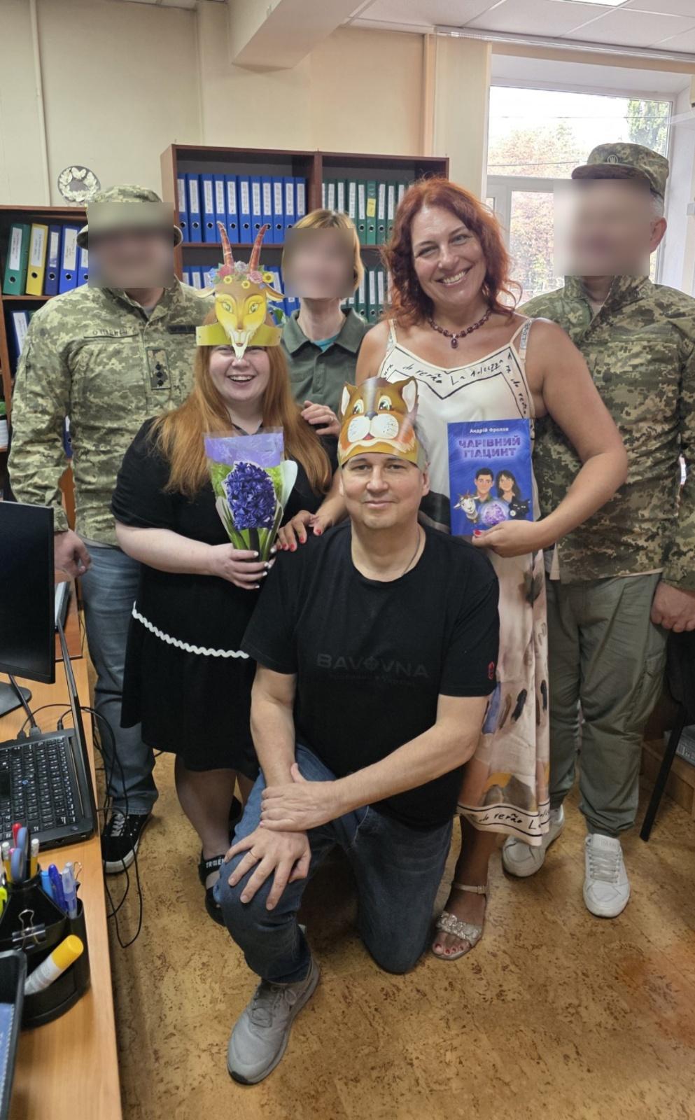 Історії, які народжуються з війни, але говорять про життя: творчість військового письменника, що об’єднала команду АНЦ